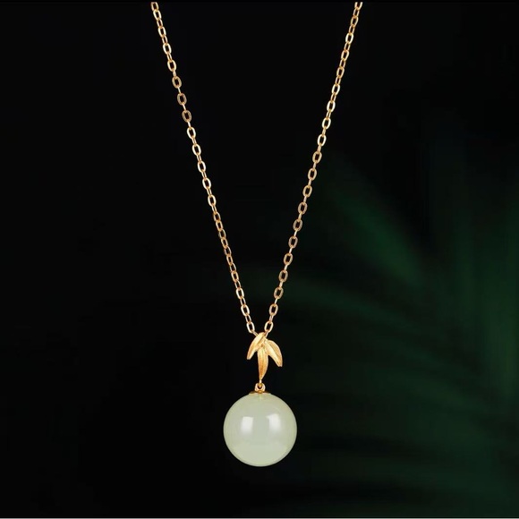 Jade Jewelry - Elegant 18K Gold Clasp with Jade Pearl Pendant